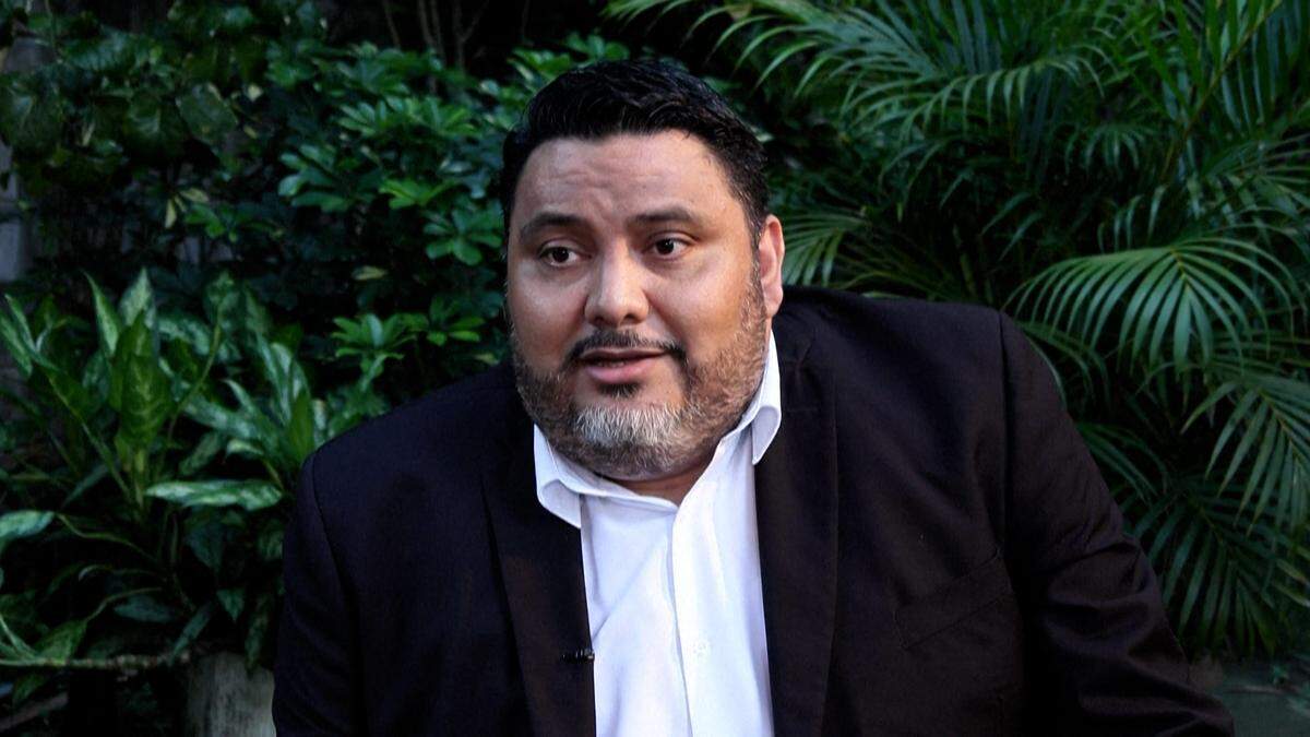 “Hemos pedido información y ha sido denegada en repetidas ocasiones. De unos 70 habeas corpus presentados, ninguno se ha resuelto”, dice René Valiente, jefe de investigaciones del grupo de derechos humanos salvadoreño Cristosal, en una entrevista en julio de 2025.  