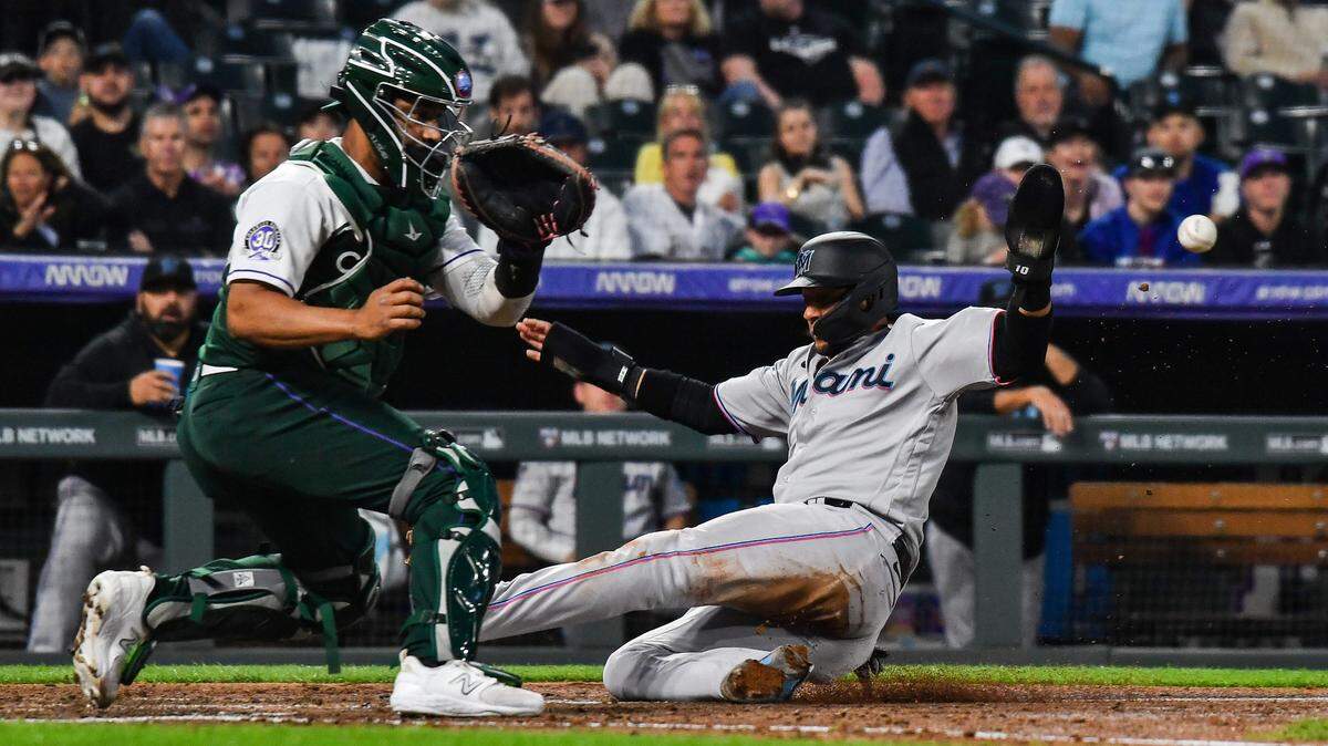 El primra base cubano Yuli Gurriel anota una carrera en el sexto innnig del partido ante los Rockies, celebrado el 24 de mayo de 2023 en Colorado.