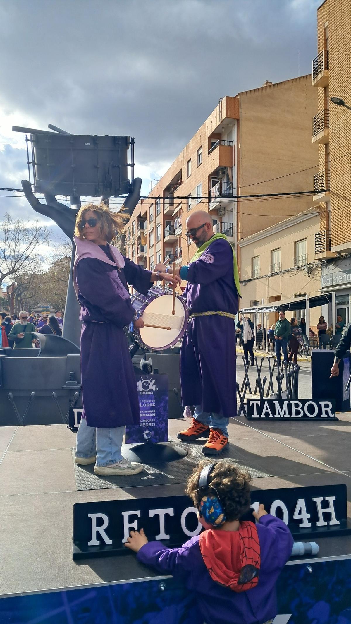 Cambio de turno en el Reto de 104 Horas en la tamborada de Tobarra.