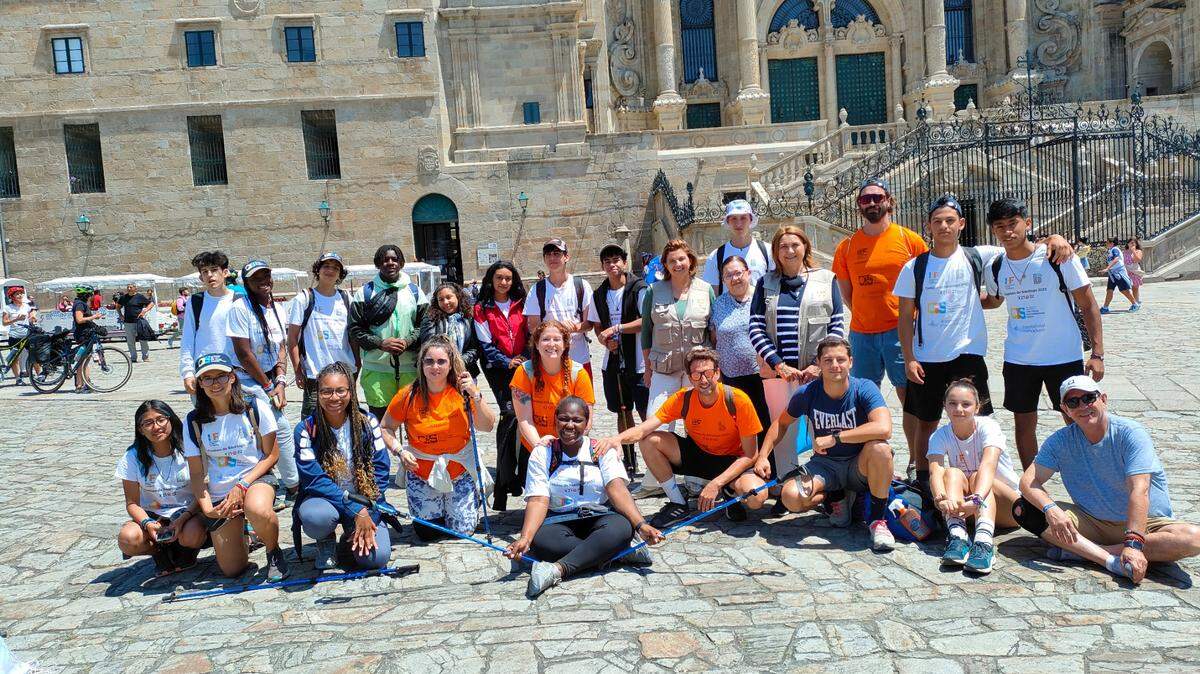 Estudiantes de España y Miami frente a la Catedral de Santiago de Compostela, luego de terminar el Camino de Santiago. Desde el 2017, CIS University, una universidad estadounidense en Madrid, y la International Studies Foundation trabajan con Big Brothers Big Sisters de Miami para llevar a estudiantes de recursos limitados a vivir esta experiencia en España.