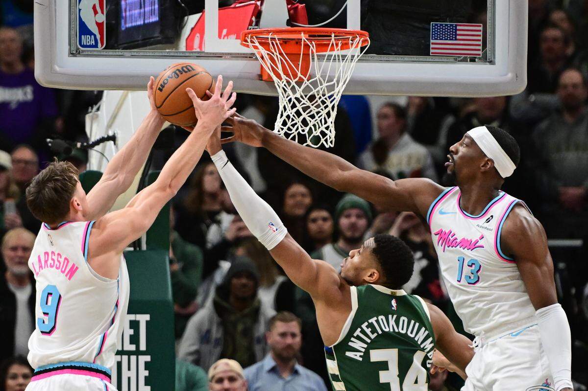 Los jugadores del Heat de Miami Pelle Larsson (izq.) y Bam Adebayo luchan por un rebote ante el astro de los Bucks Ginnis Antetokounmpo, en el primer cuarto del partido celebrado el 23 de enero de 2025 en Milwaukee.