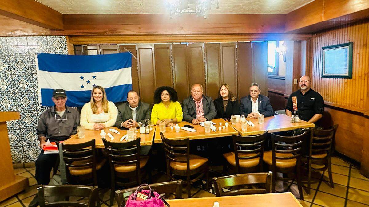 Representantes de partidos políticos de Cuba, Bolivia, Honduras, Nicaragua y Venezuela exigieron la liberación de los presos políticos en sus países en un rueda de prensa en Miami el 6 de noviembe de 2025.