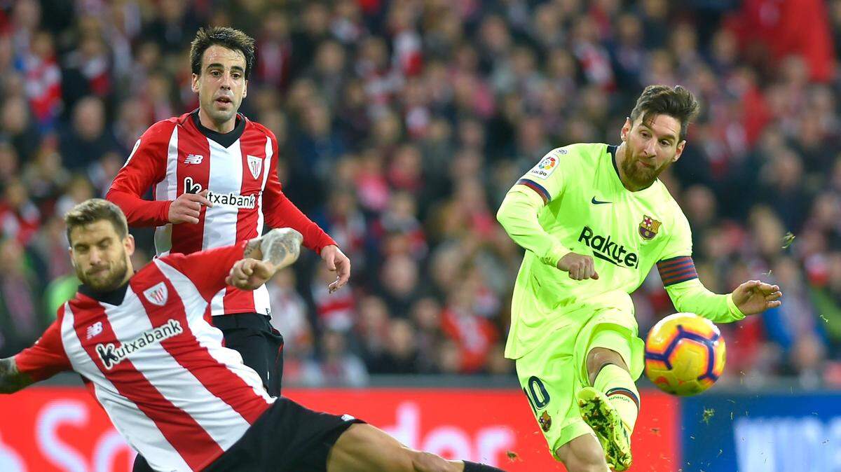 Lionel Messi (der.) patea el balón en el partido ante el Athletic de Bilbao, el 10 de febrero de 2019.