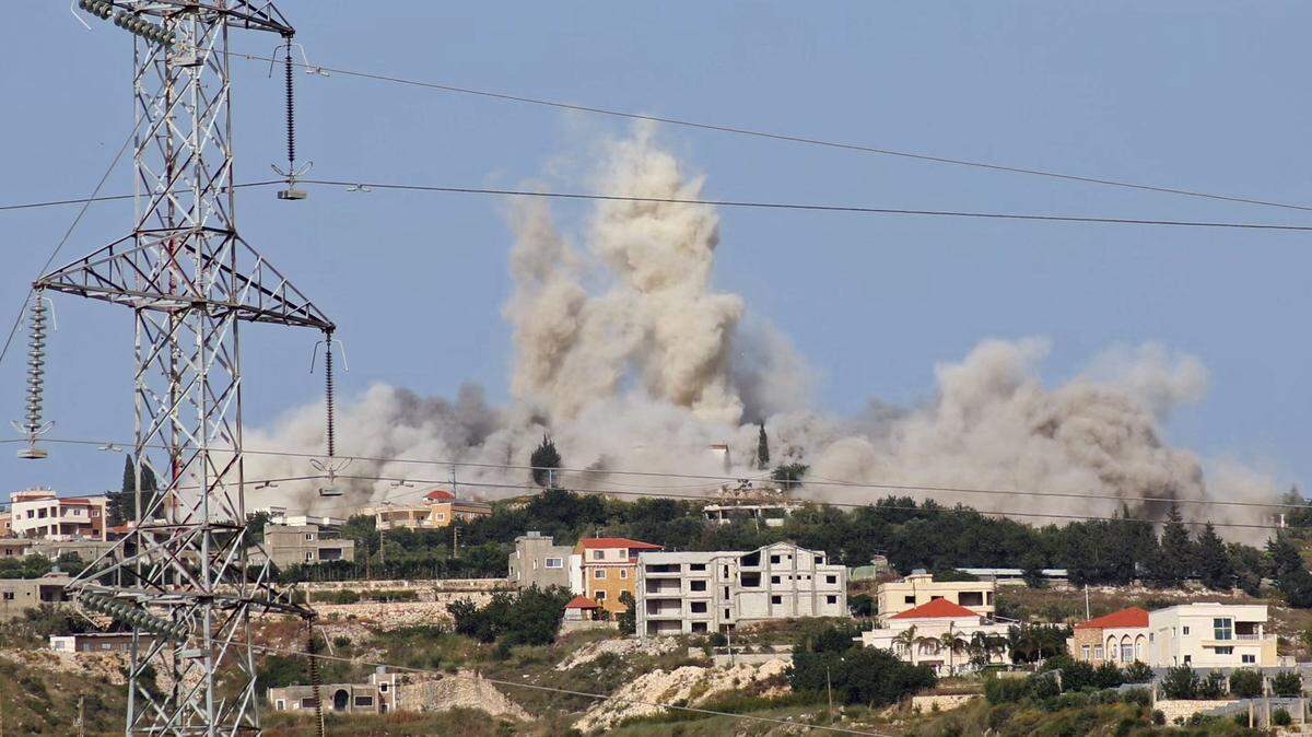 Humo se eleva desde el lugar de un ataque aéreo israelí que alcanzó el pueblo de Erzay, en el sur del Líbano, el 17 de mayo de 2026.