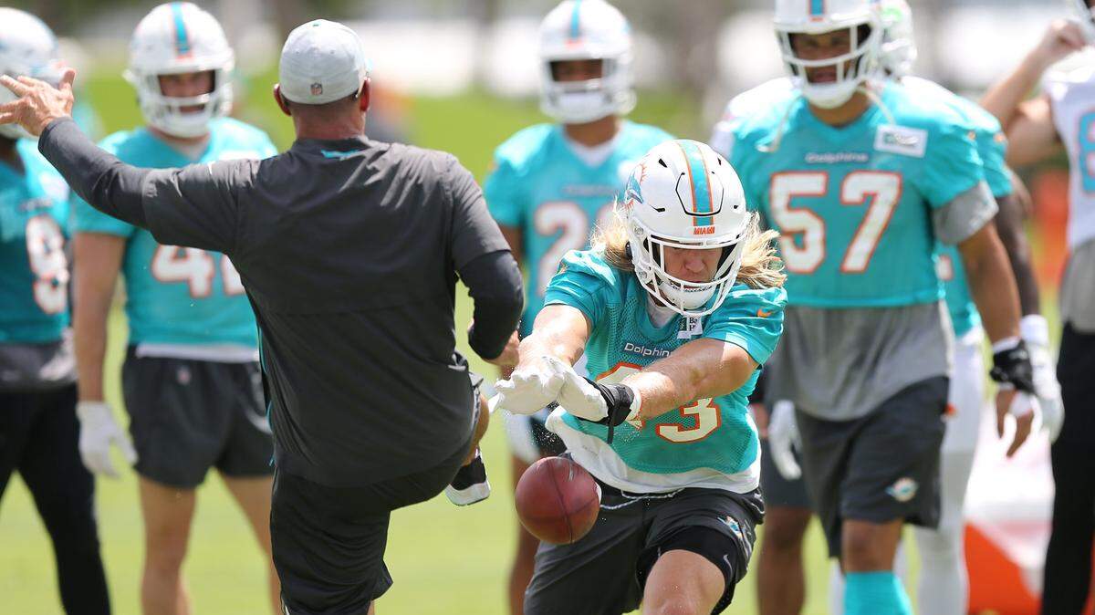 El linebacker de los Dolhins Andrew Van Ginkel (43) durante un entrenamiento en el Hard Rock Stadium en Miami Gardens, Florida, el 31 de agosto de 2021.