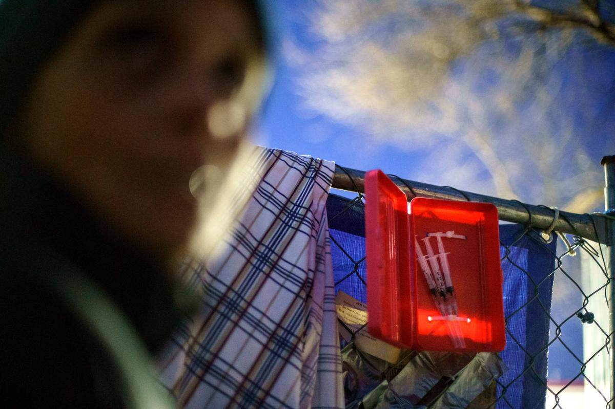 Varias jeringuillas con naloxone listas para utlizarse si fuera necesario. Las mismas se encuentran en los portones en donde varias docenas de mujeres nativoamericanas viven en tiendas de campaña.