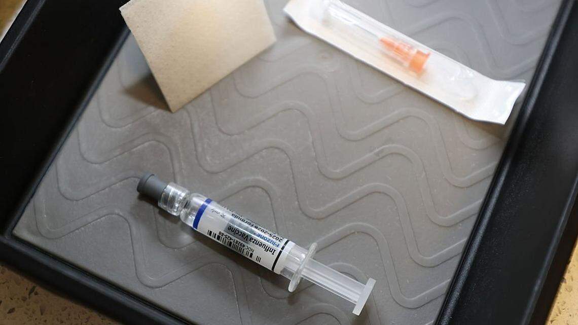 Una vacuna contra la influenza se prepara para un paciente en el consultorio pediátrico del Dr. Gary M. Kramer el 15 de septiembre de 2025, en Coral Gables, Florida.