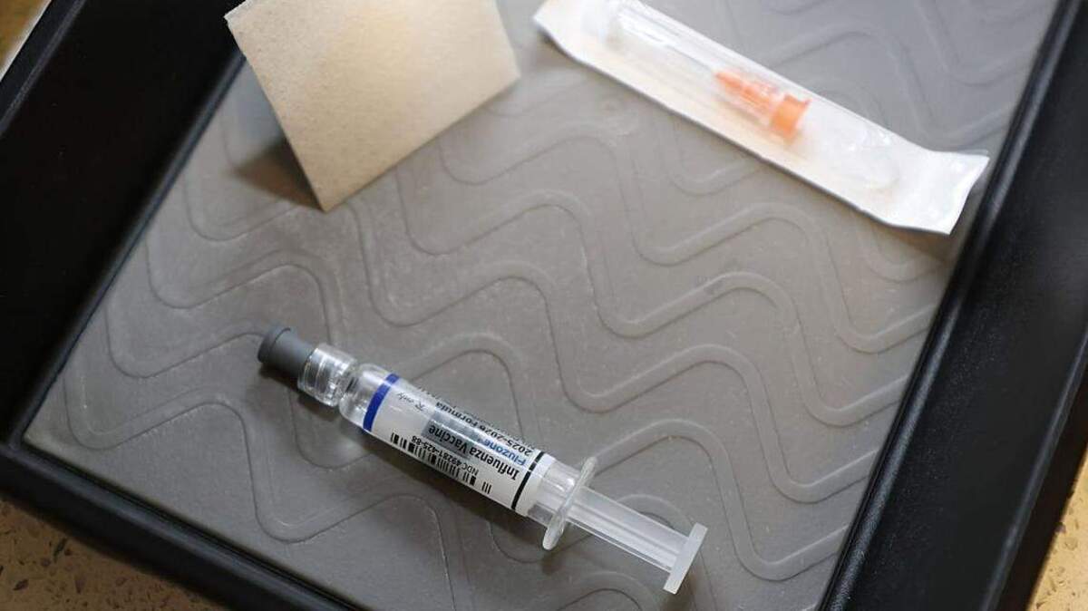 Una vacuna contra la influenza se prepara para un paciente en el consultorio pediátrico del Dr. Gary M. Kramer el 15 de septiembre de 2025, en Coral Gables, Florida.