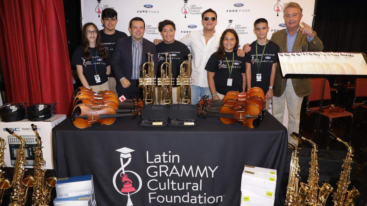 Silvestre Dangond junto a estudiantes de West Miami Middle School, Joe Ávila, vicepresidente del Ford Motor Company Fund (tercero de la izq) y Manolo Díaz, presidente de la Fundación Cultural Latin GRAMMY.