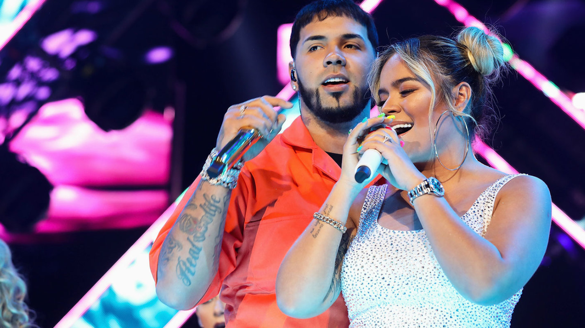 Anuel AA y Karol G actuando durante la gira “El Culpable” en la Arena Ciudad de México el 5 de abril 5, 2019 en México.