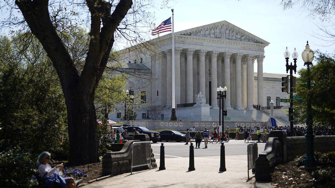 Vista general de la Corte Suprema de Estados Unidos mientras el presidente de Estados Unidos, Donald Trump asiste a los alegatos orales el 1 de abril de 2026 en Washington, DC.