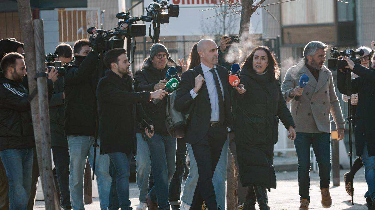 El exjefe del fútbol español Luis Rubiales (centro) fue encontrado culpable de agresión sexual y condenado a pagar una multa de $11,300 por el beso que le impuso a la jugadora Jenni Hermoso, una pena muy por debajo de lo que pedía la Fiscalía.