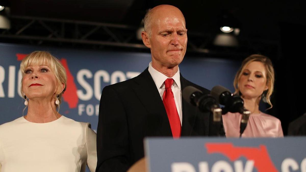 El gobernador Rick Scott junto con su esposa, Ann Scott, y su hija Alison Guimard, durante su fiesta de la noche electoral en LaPlaya Beach & Golf Resort el 6 de noviembre de 2018 en Naples, Florida.
