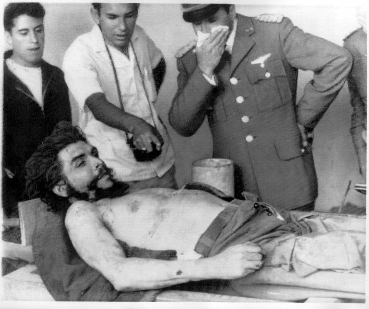 El cuerpo sin vida de Ernesto “Che” Guevara en Vallegrande, Bolivia.