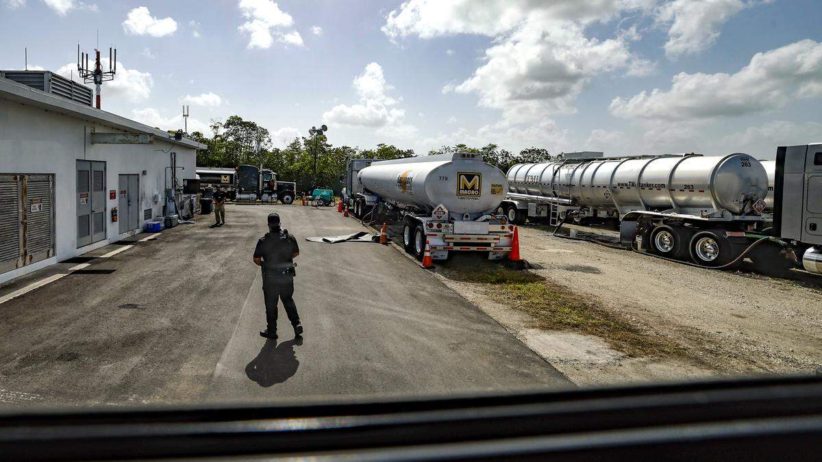 Una instalación de abastecimiento de combustible vista a lo largo de la carretera a Alligator Alcatraz en Ochopee, Florida, el viernes 25 de julio de 2025.