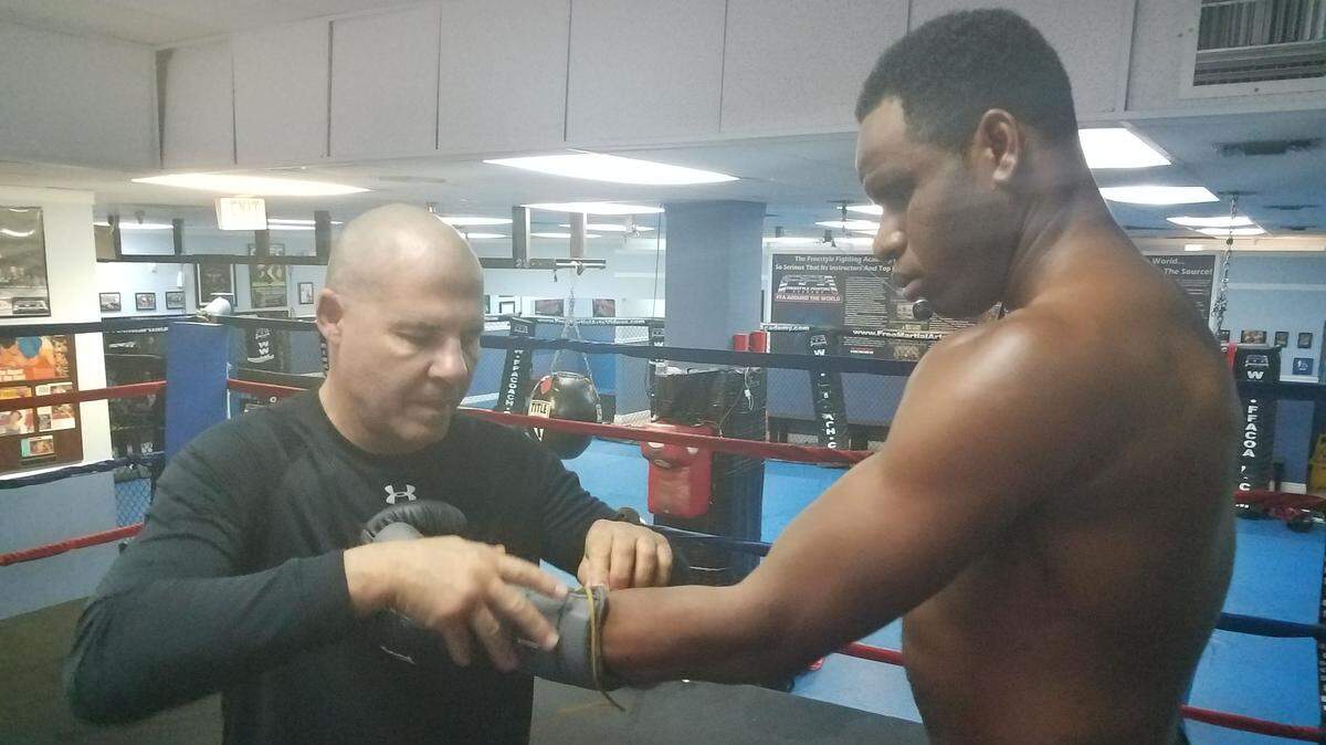 FRANK SANCHEZ se prepara para iniciar un entrenamiento con su técnico Eric Castaño en Miami.