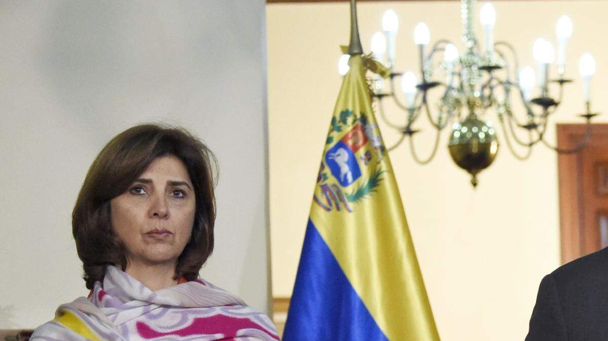 Ernesto Samper, presidente de UNASUR, da una conferencia de prensa acompañado por las cancilleres María Ángela Holguín (izq.), de Colombia, y Delcy Rodríguez, de Venezuela. 