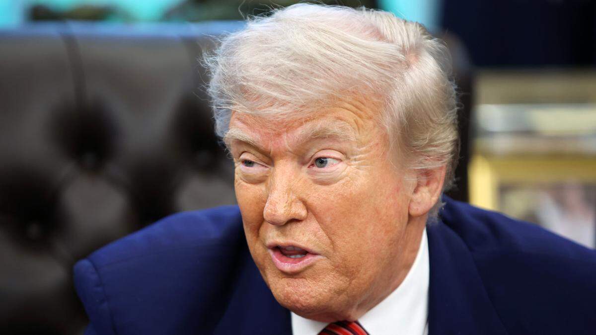 El presidente Donald Trump ha dicho estar valorando la posibilidad de retirar otros $3,000 millones en subvenciones para la Universidad de Harvard para desviarlos a centros de formación profesional. En la foto, Trump habla con reporteros después de firmar varias órdenes ejecutivas, en la Oficina Oval de la Casa Blanca, el 23 de mayo de 2025.