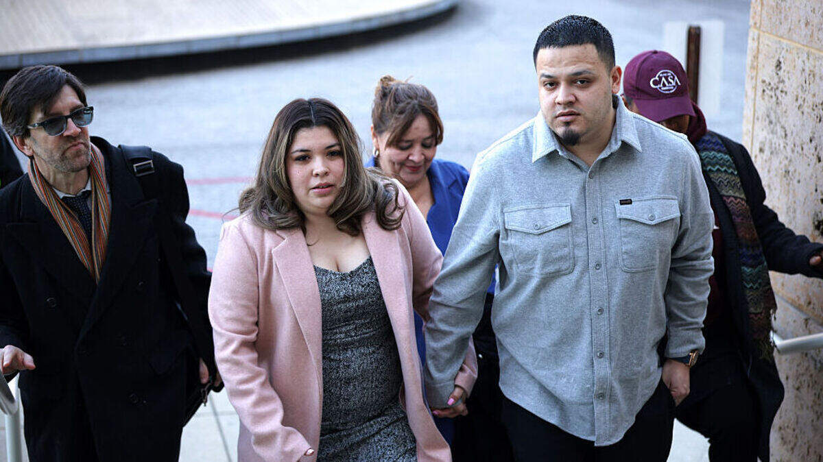 Kilmar Ábrego García llega con su esposa Jennifer Vásquez Sura y su abogado Simon Sandoval-Moshenberg (izq.) al Tribunal de Distrito de Estados Unidos para el Distrito de Maryland, el 22 de diciembre de 2025 en Greenbelt, Maryland.