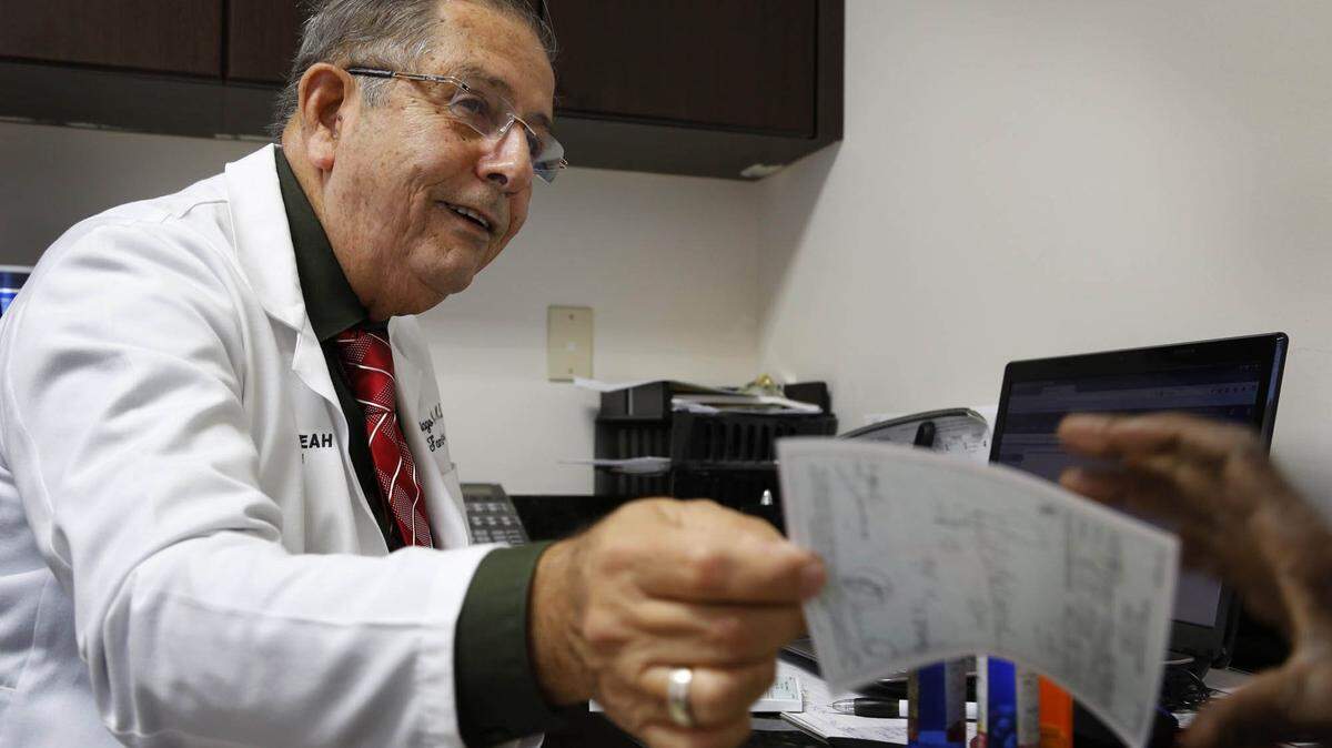El doctor Santiago Cárdenas es médico en la ciudad de Hialeah. Foto del 2014.