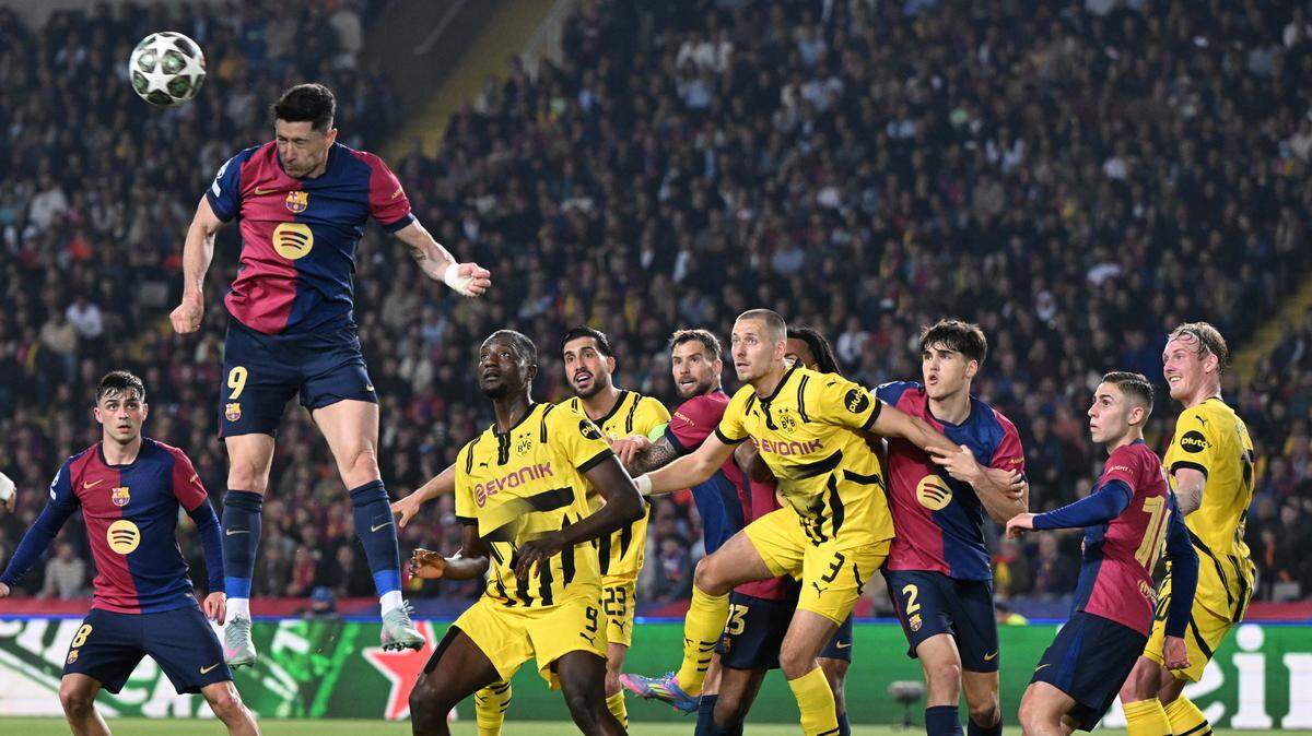 El delantero de Barcelona cabecea el balón ante el Borussia Dortmund, en el partido de ida de los cuartos de final de la Liga de Campeones, celebrado el 9 de abril de 2025 en Barcelona.