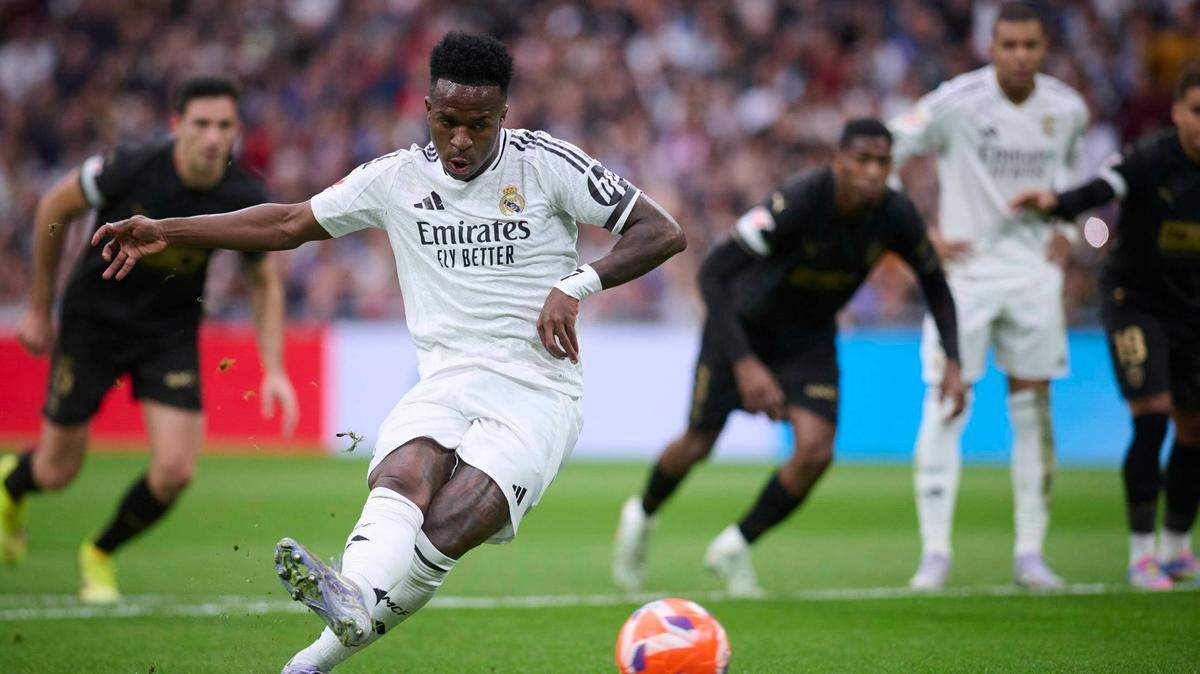El astro brasileño Vinicius Jr. falló un penal el sábado que provocó el francés Kylian Mbappé en la derrota ante el Valencia en la liga española.