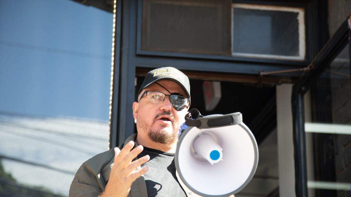 Stewart Rhodes, habla en la tienda de tatuajes Casa Di Dolore en Newburgh. Allyse Pulliam-USA TODAY NETWORK