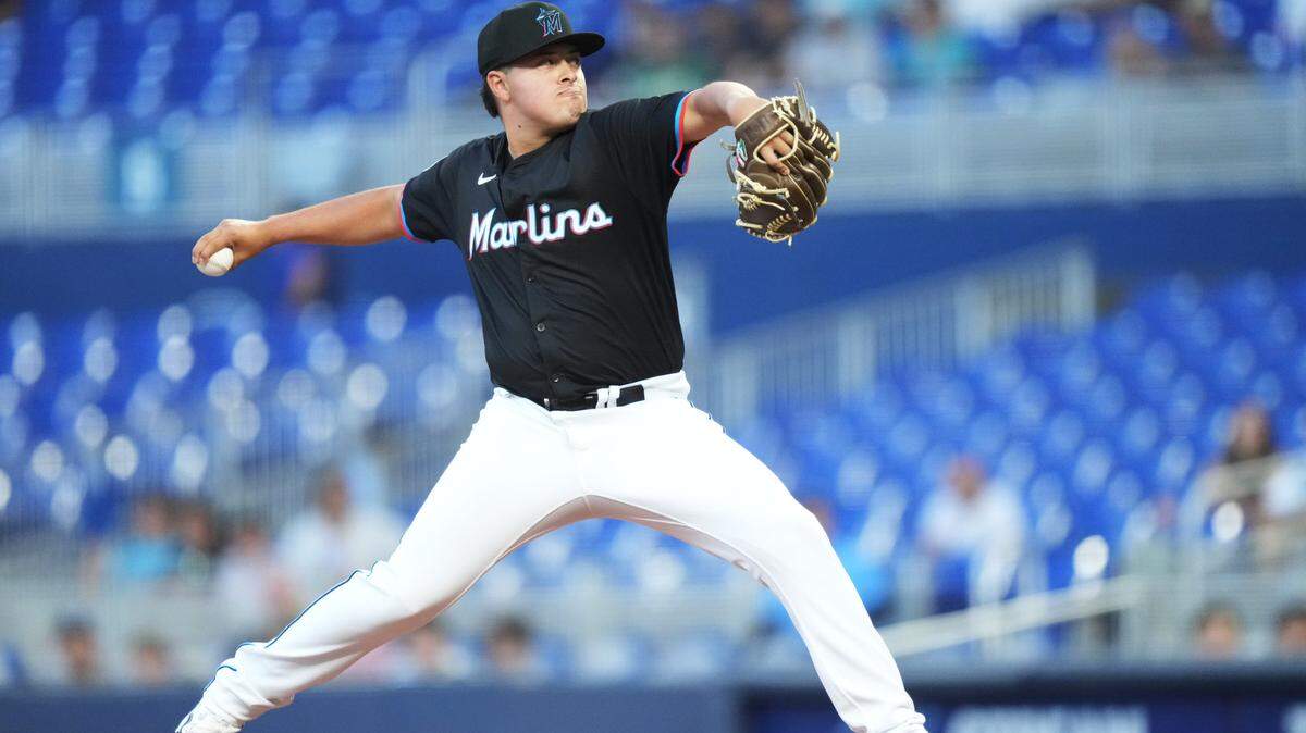El lanzador de los Marlins de Miami, Valente Bellozo (83), lanza contra los Atléticos de Oakland en la segunda entrada en el LoanDepot Park., el 2 de mayo de 2025; en Miami, Florida, EE. UU.;