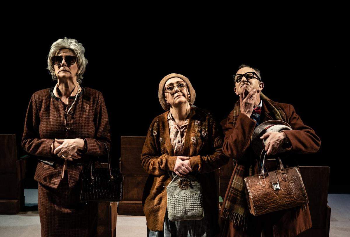 De izquierda a derecha, María Elena Pérez en el personaje de Graciela; Martha Vidal como Azucena y Carlos Sorriba como Aníbal. 