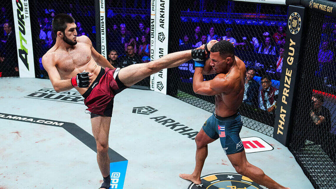 Peleador cubano cae ante un duro ruso en PFL tras pelear prácticamente con una sola pierna