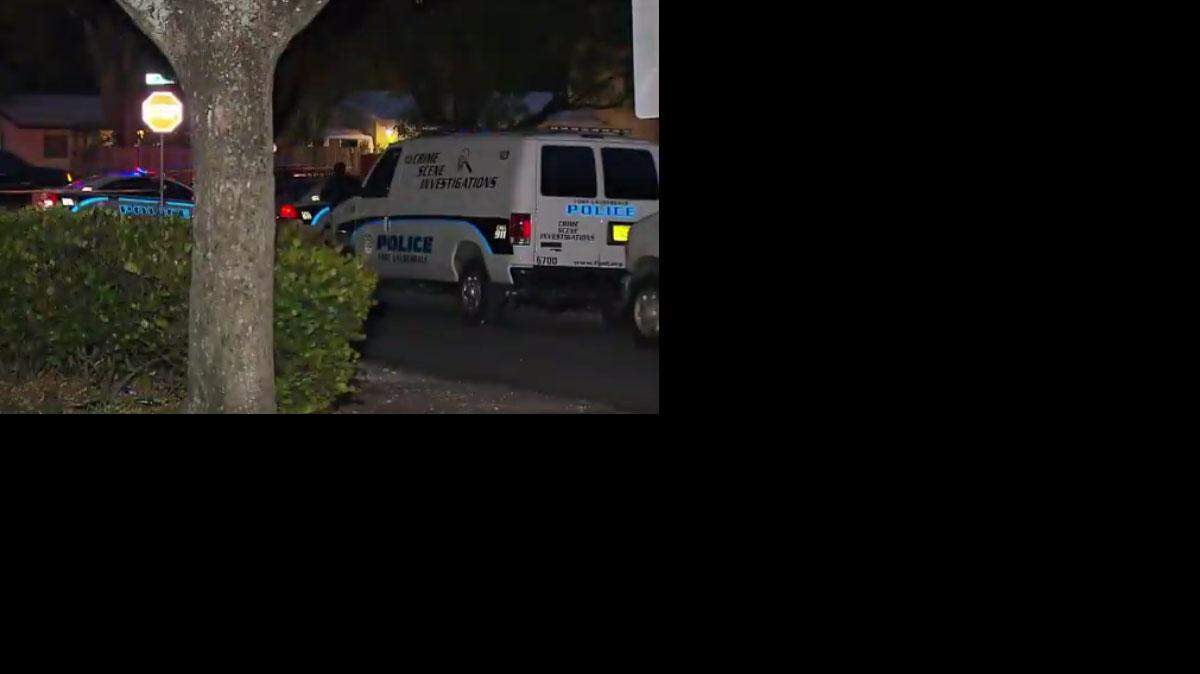 La policía de Fort Lauderdale confirmó que los hombres habían sido asesinados a balazos en el bloque 1300 del noreste y la 3era avenida. Cortesía Local 10.