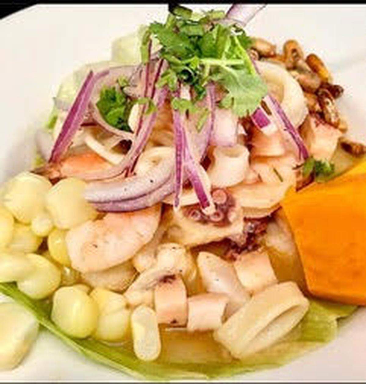 En el restaurante El Chalán te recomendamos probar el Ceviche Mixto Al Chalán, un mixto con mejillones y choros.