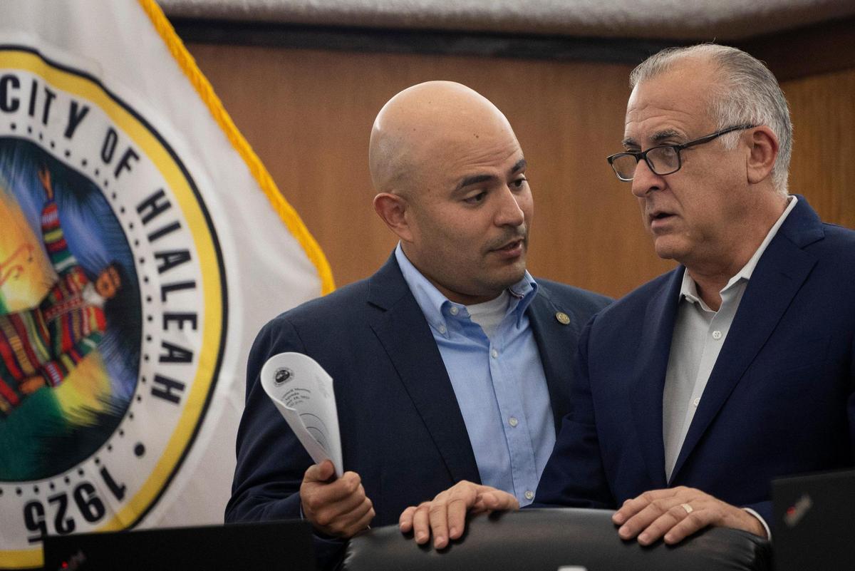 El concejal Jesús Tundidor, izquierda, habla con el alcalde Esteban Bovo antes de una reunión del Concejo Municipal de Hialeah el martes 10 de octubre de 2023 en el Ayuntamiento de Hialeah.