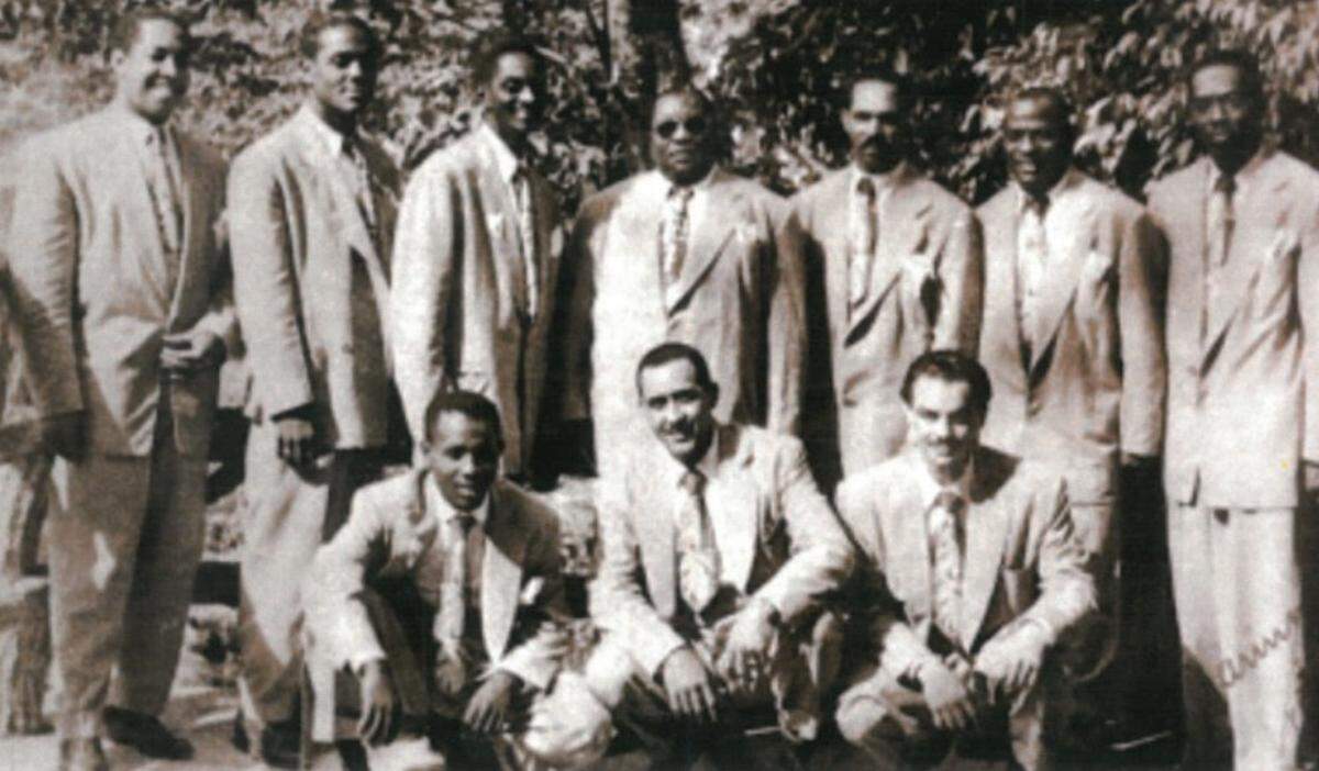 Conjunto de Arsenio Rodríguez, 1940. Agachados, de izquierda a derecha aparecen Félix Alfonso, Lázaro Prieto y Lilí Martínez.