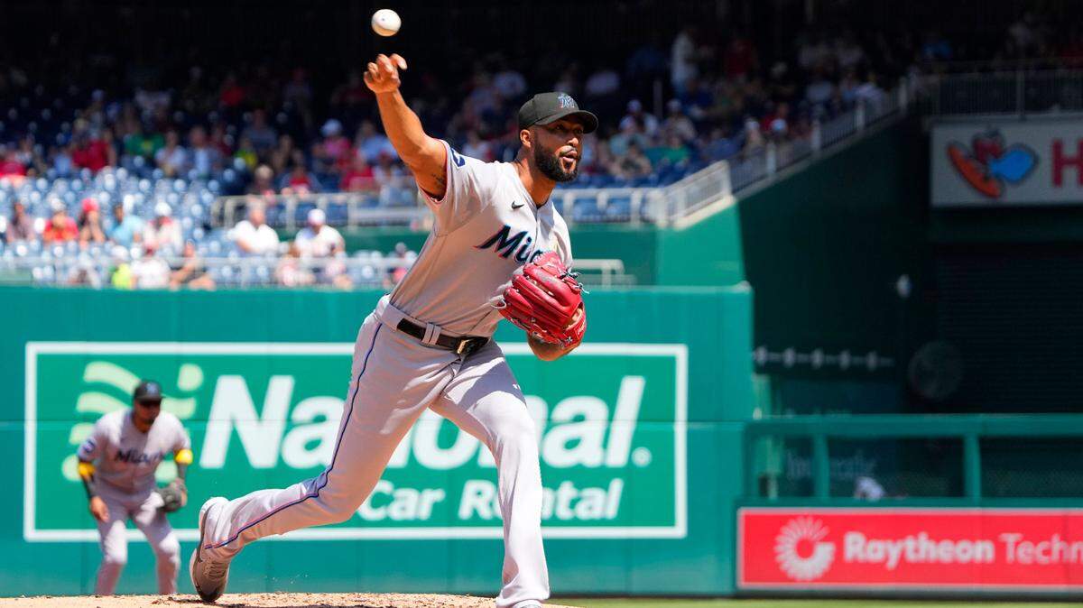 El abridor de los Marlins de Miami Sandy Alcántara lanza en el primer inning del partido ante los Nacionales, celebrado el 3 de septiembre de 2023 en Washington.