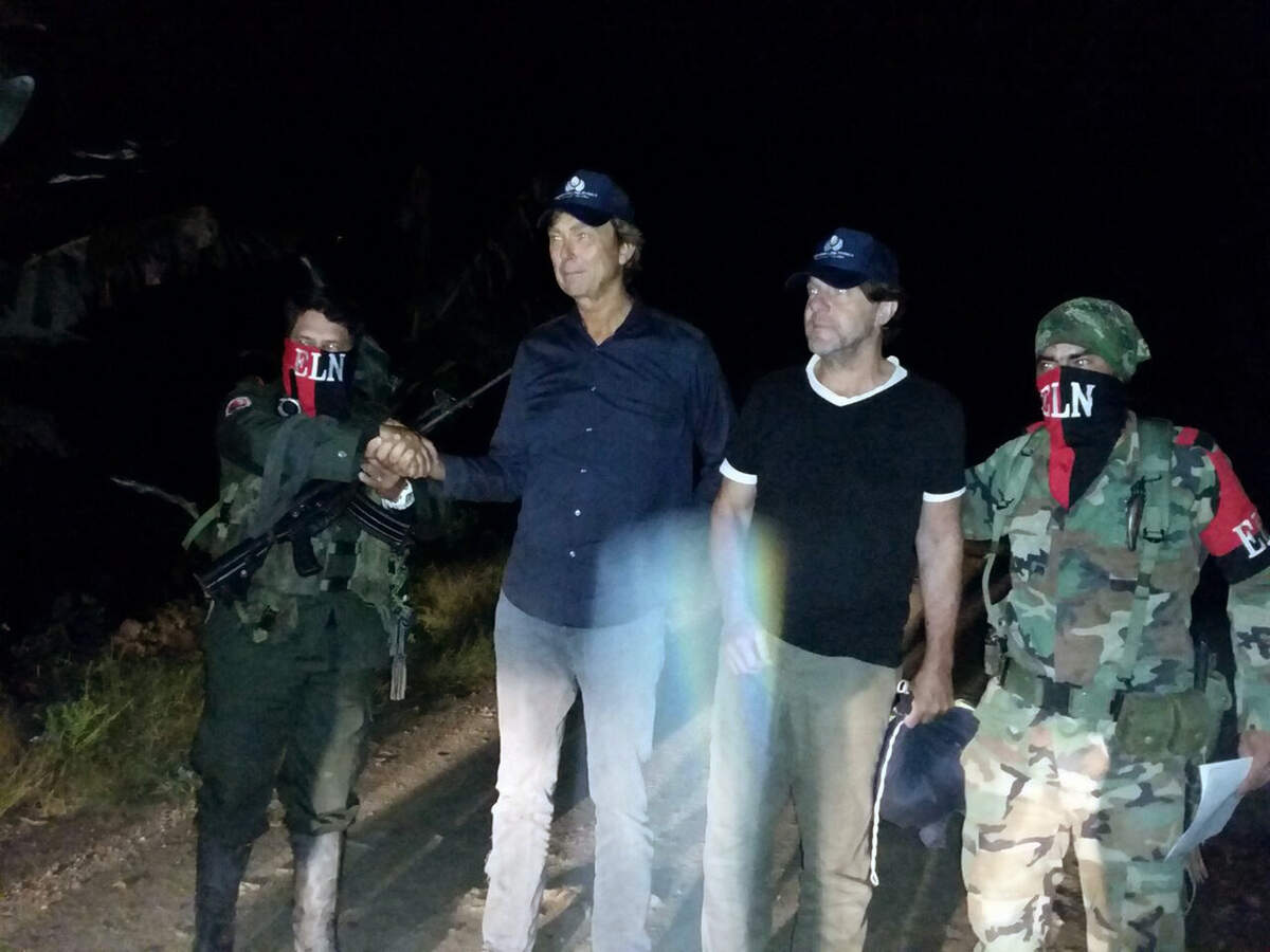 Efectivos del Ejército de Liberación Nacional (ELN) de Colombia liberan a los periodistas holandeses Derk Bolt (segundo desde la izquierda) y Eugenio Follender, al norte de Santander, Colombia, el 24 de junio del 2017.