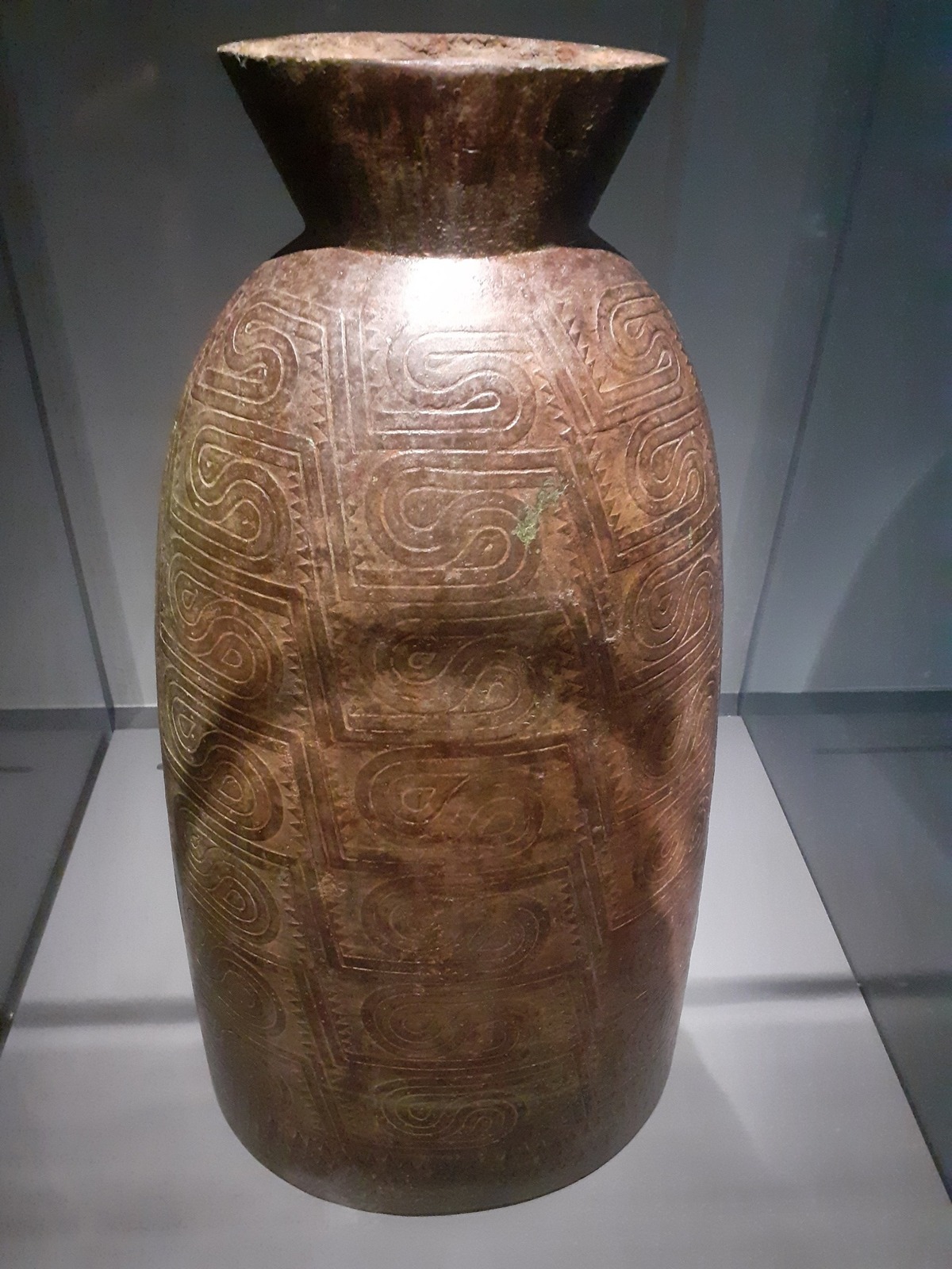 Campana en bronce decorada con estrías en forma de espirales, distrito de Phnom Kravanh, 400-200 adC.