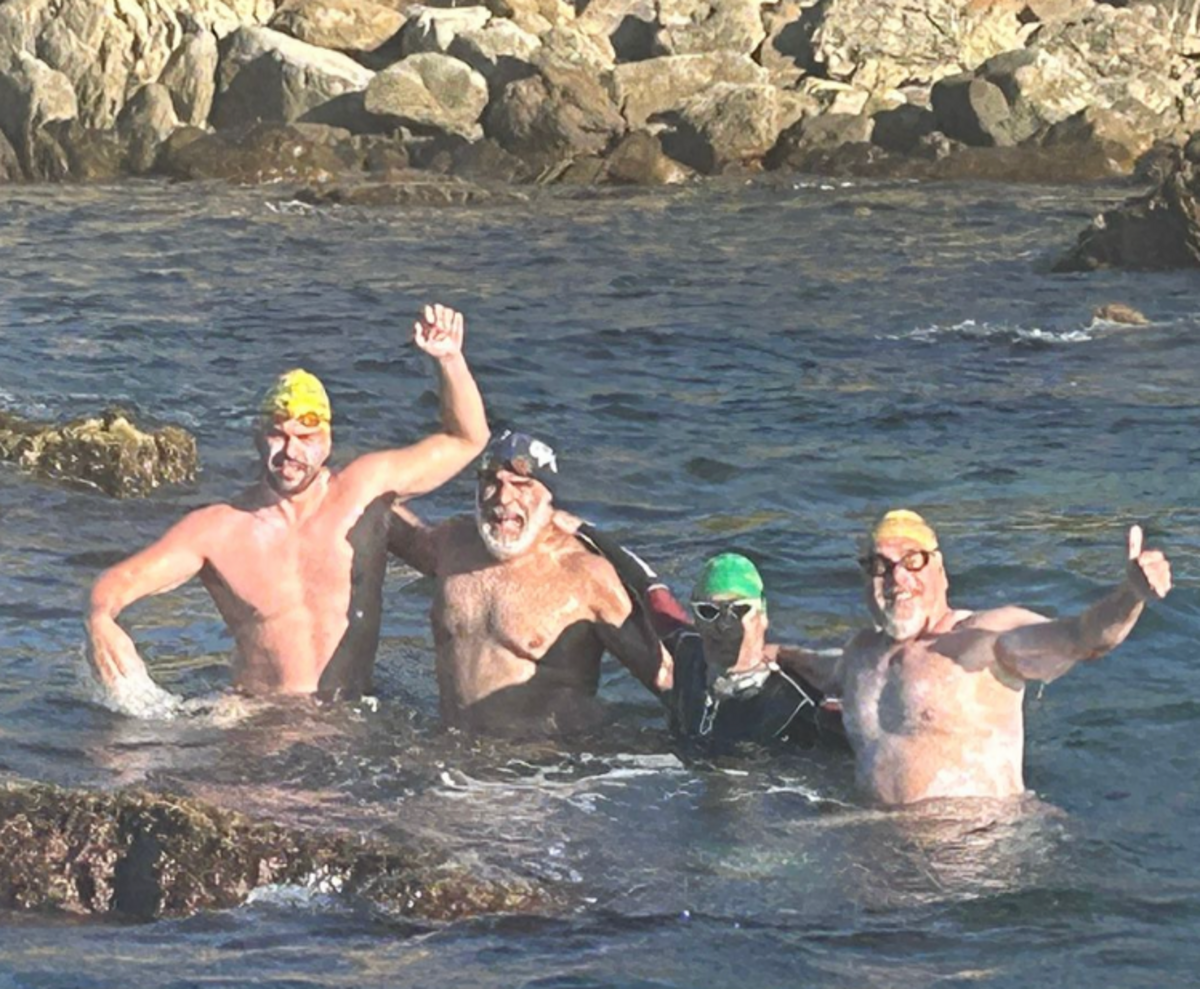 José María “Chema” López, Alexis Rodríguez, Juan Alberto Martín y Nino Fraguela (de izq. a der.) celebran luego de cruzar a nado el Estrecho de Gibraltar el 13 de julio pasado.