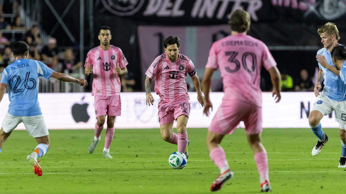El delantero del Inter Miami, Lionel Messi (10), corre con el balón en el partido de la MLS ante el el New York City, celebrado el 22 de febrero de 2025 en el Chase Stadium, en Fort Lauderdale, Florida.