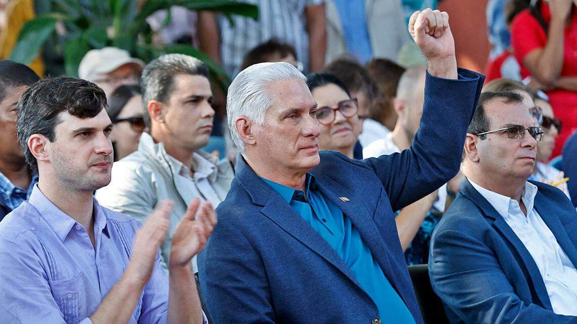 El gobernante de Cuba, Miguel Díaz-Canel (centro), levanta el puño durante un acto del Instituto Cubano de Amistad con los Pueblos (ICAP), el 21 de marzo de 2026, en La Habana.