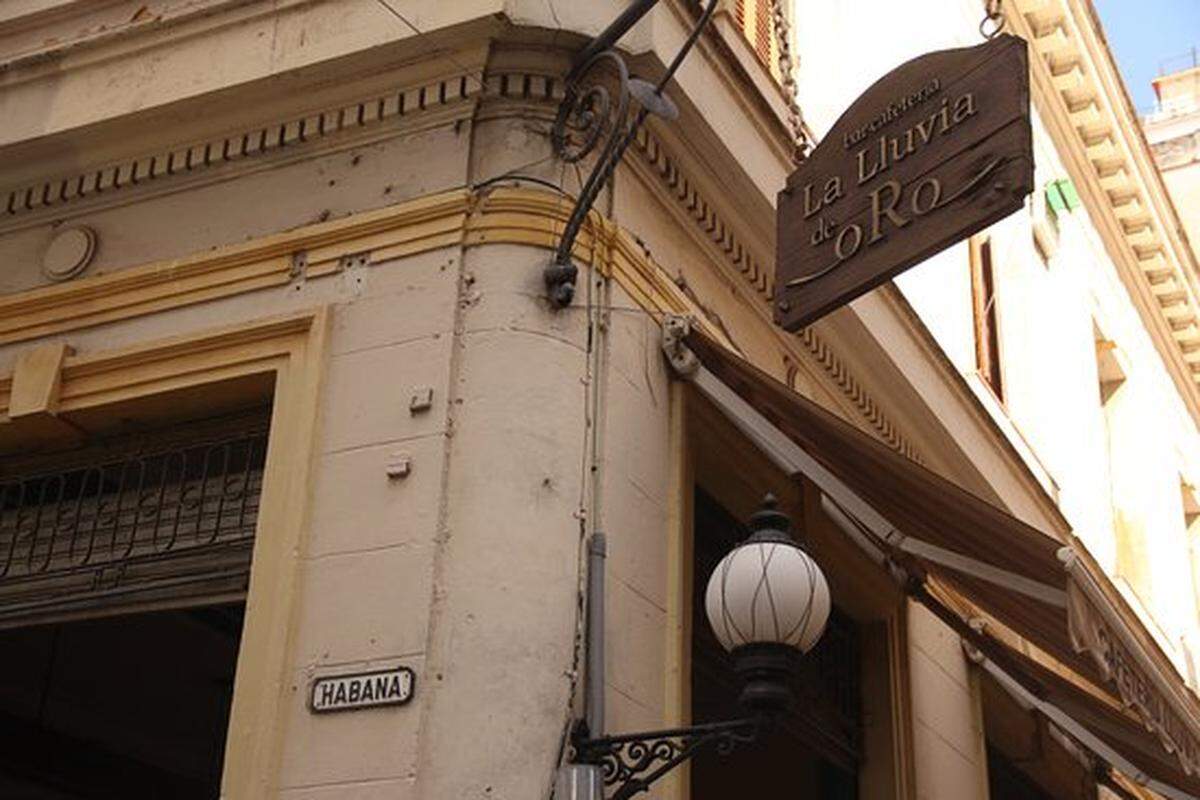 La Lluvia de Oro está ubicado en la calle Obispo en La Habana Vieja.