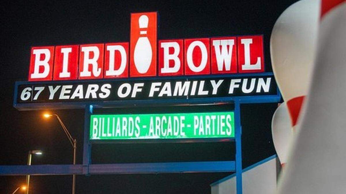 Bird Bowl ofrece campamentos para niños durante la temporada de verano, así como ligas comunitarias durante todo el año para jugadores de todas las edades.