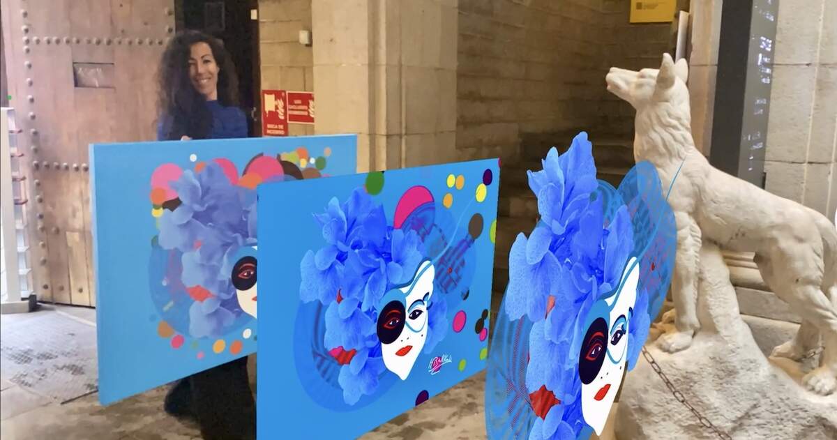 Houda Bakkali artista digital nos muestra sus lienzos para proyectar su realidad aumentada. Expone en el Real Circle Artistic de Barcelona.