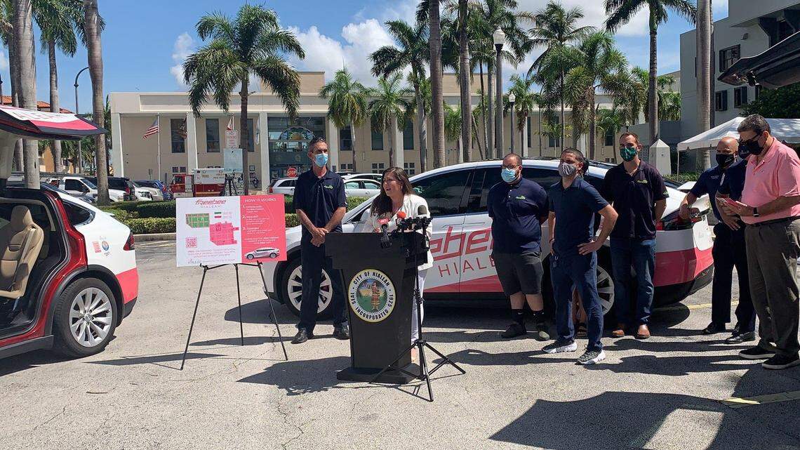La vicepresidenta del Concejo de Hialeah, Mónica Pérez, anuncia la llegada de tres vehículos eléctricos Tesla para ofrecer un servicio de transporte público y gratuito en esa ciudad.