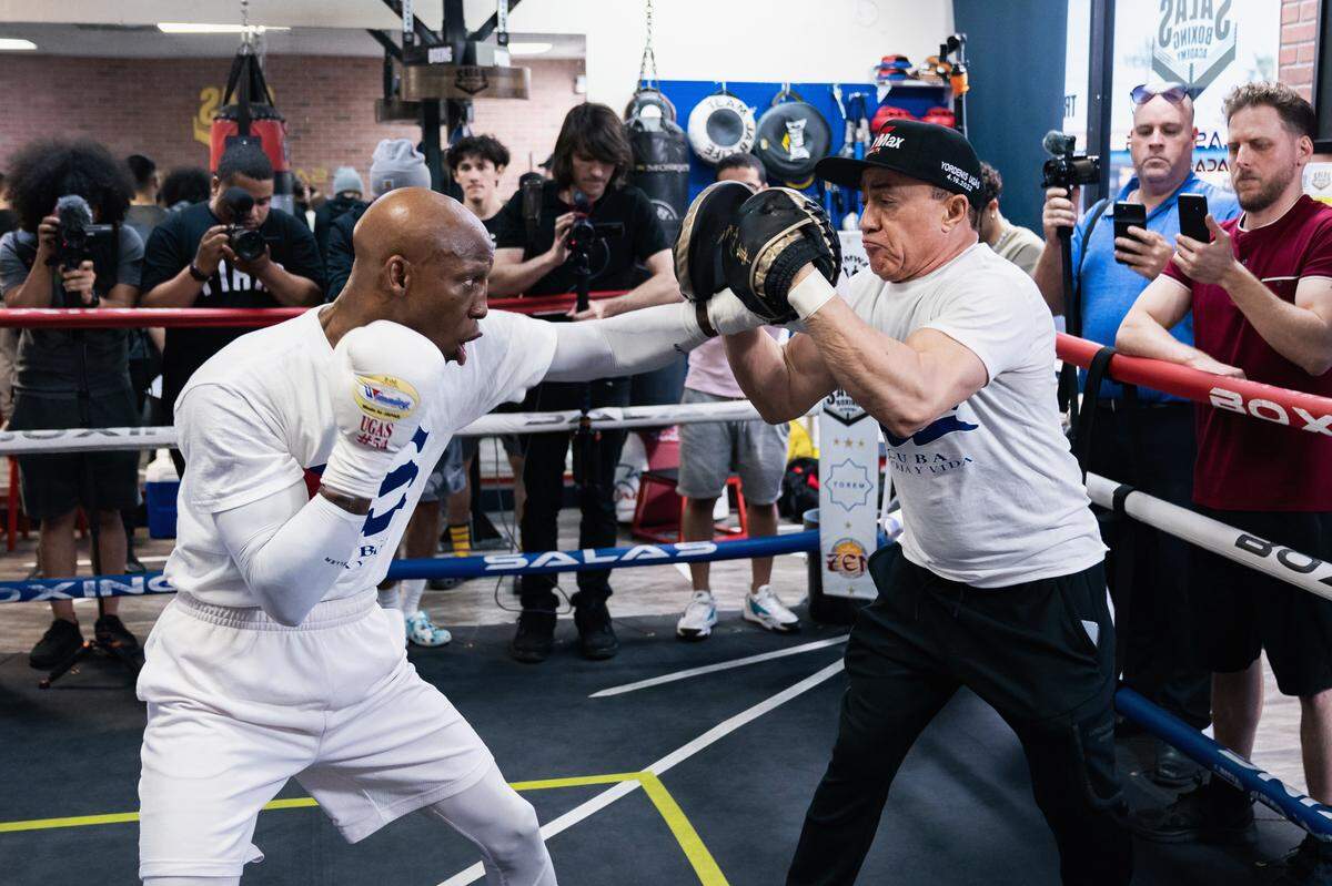 Yordenis Ugás y su profesor Ismael Salas abrieron las puertas de su academia para un entrenamiento abierto delante de los reporteros de boxeo, cuando faltan días para la gran pelea del 16 de abril.