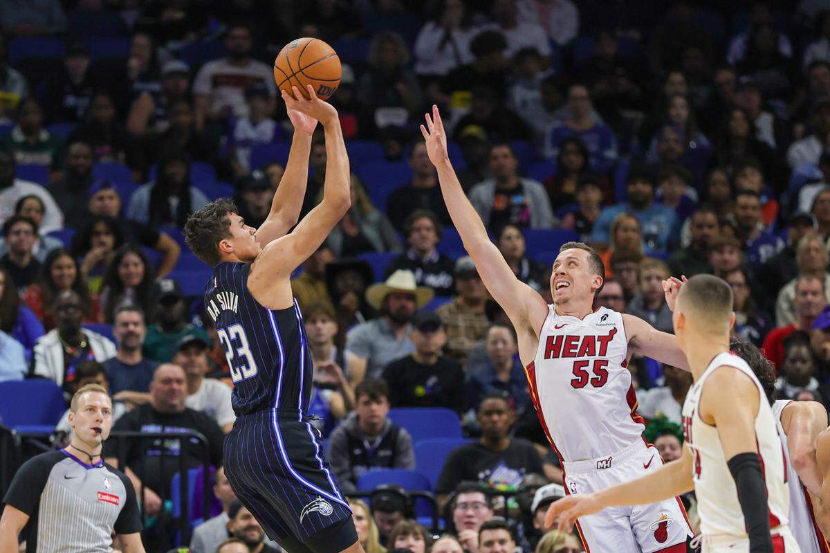 El jugador del Magic Tristan da Silva (izq.) tira al aro ante la defensa de Duncan Robinson, del Heat de Miami, en el partido celebrado el 26 de diciembre de 2024 en Orlando.