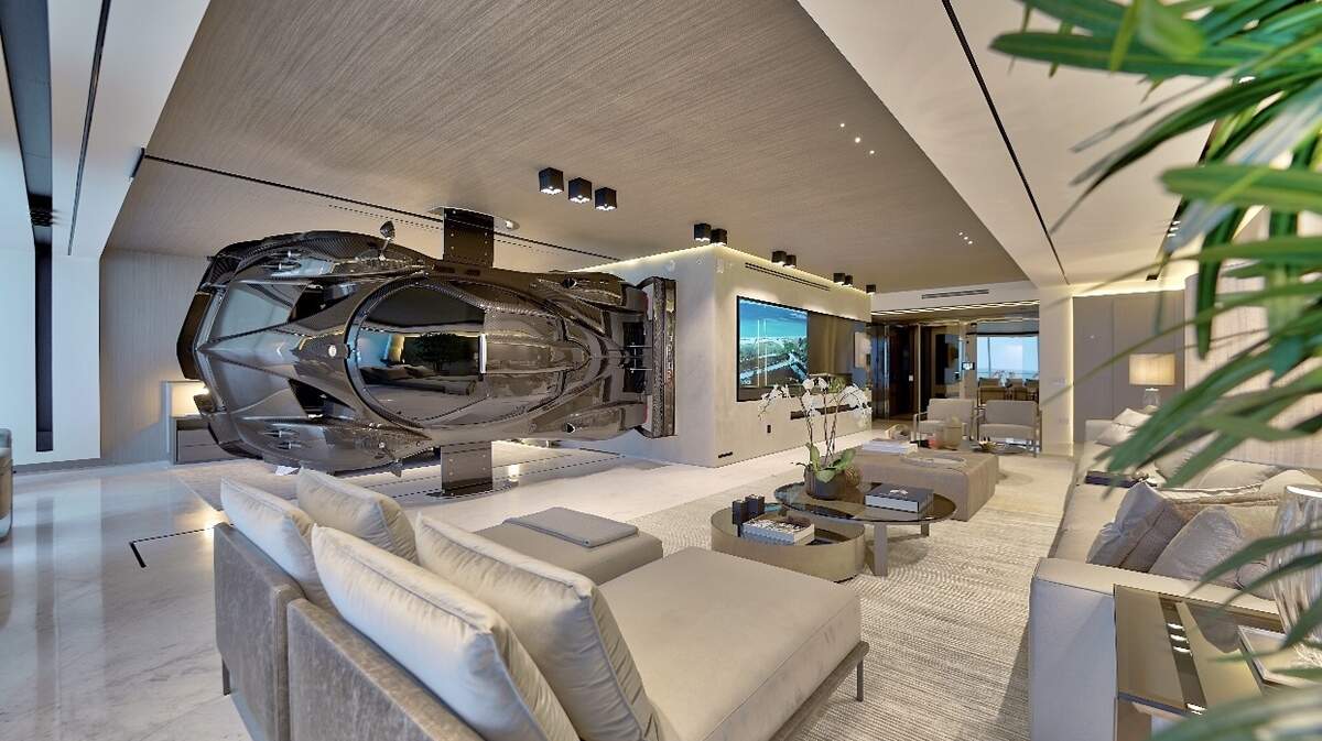 Un exclusivo Pagani Zonda R de $1.5 millones divide la habitación principal de la sala de estar en este apartamento frente al mar en Surfside. El dueño del condo, entusiasta de los autos, pagó a una firma de diseño para que colgara el superauto porque, dice, los automóviles también son obras de arte.
