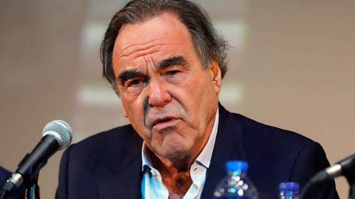El director de cine estadounidense Oliver Stone habla durante la rueda de prensa ofrecida el 25 de abril de 2018, con motivo del  Festival Internacional de Cine Fajr en Teherán, Irán.