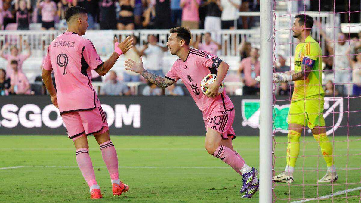 El delantero del Inter Miami Lionel Messi (der.) celebra con su compañero de equipo Luis Suárez tras anotar un gol ante St. Louis, en el partido de la MLS celebrado el 1ro de junio de 2024 en el Chase Stadium en Fort Lauderdale, Florida.