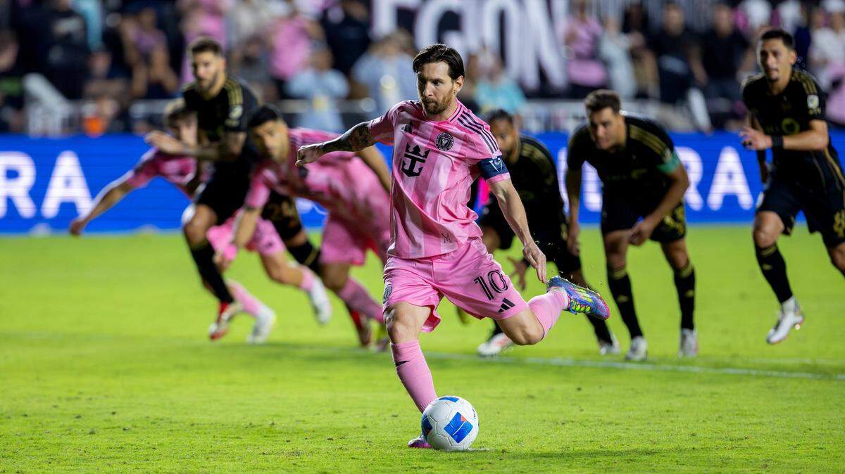 El delantero del Inter Miami Lionel Messi se prepara para cobrar un penal ante LAFC, en el partido de vuelta de cuartos de final de la Liga de Campeones de la Concacaf, efectuado el 9 de abril de 2025 en el Chase Stadium en Fort Lauderdale, Florida.